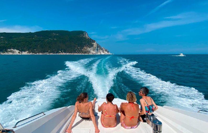 Vivi la Riviera del Conero dall’Alto con il Parasailing